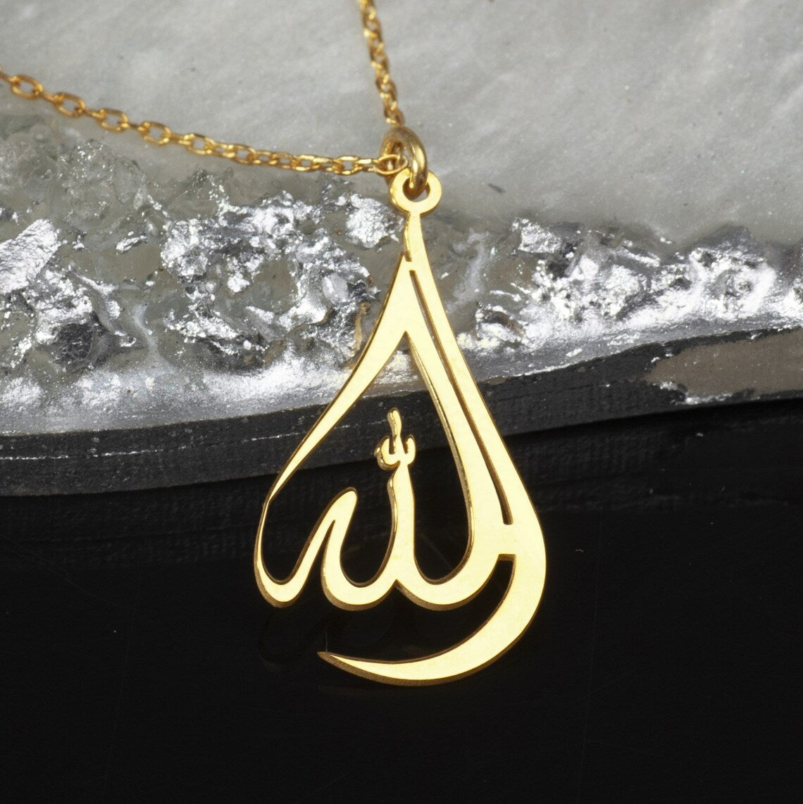 الله Calligraphy Pendant Necklace